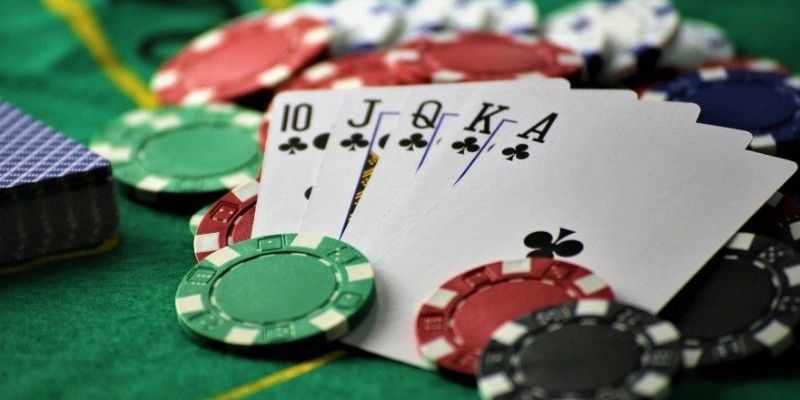 Quan sát đối thủ khi chơi bài binh xập xám